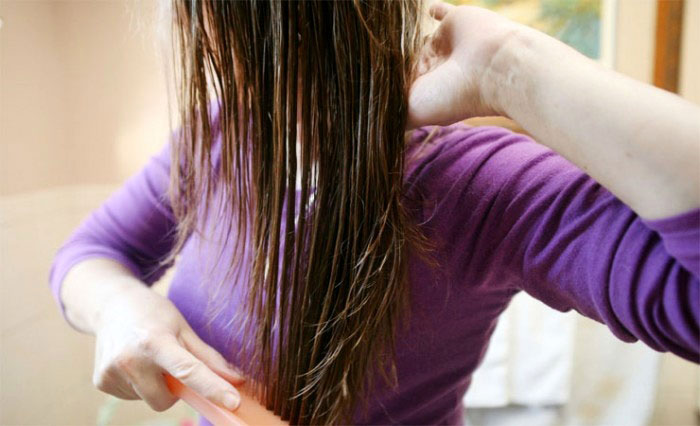شانه نکردن مو‌های خیس برای تقویت موها