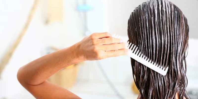 شانه کشیدن مو در حمام